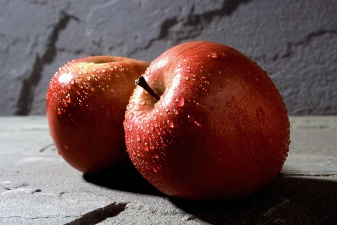 سیب گلاب در تره بار موجب فوت ناگهانی پسر 18 ساله شد